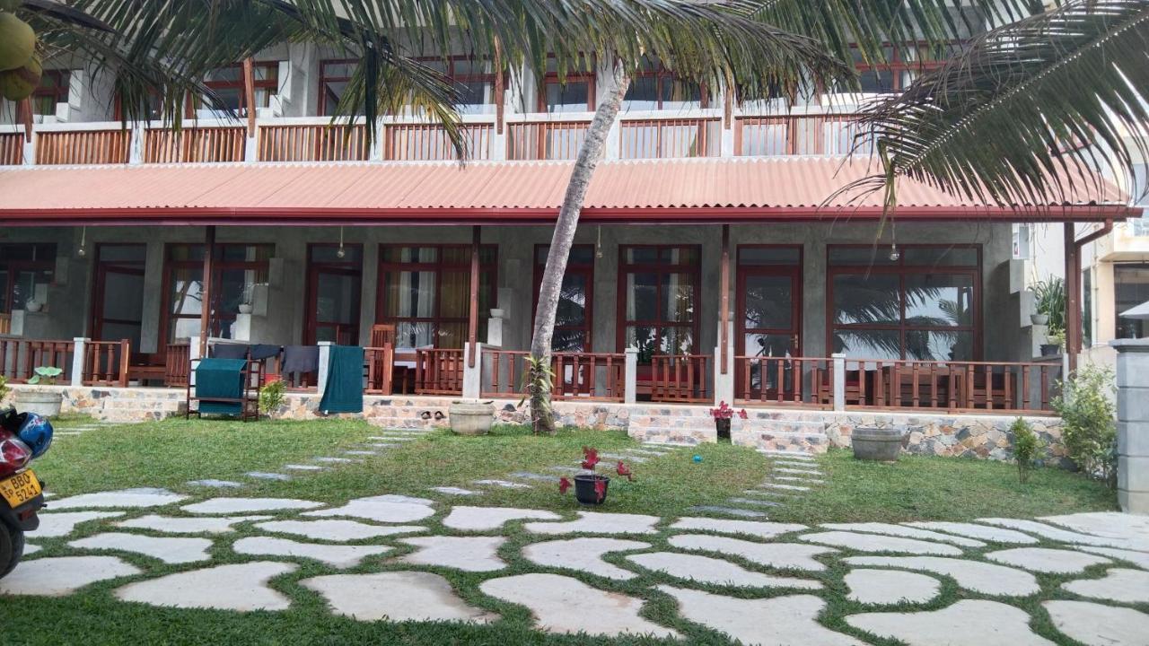 Relax Beach Resort Уелигама Екстериор снимка